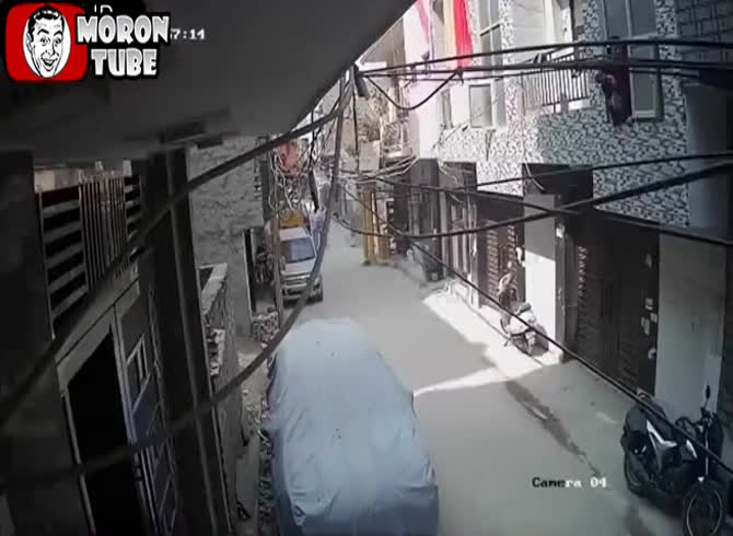 Video :He tumbles right onto the garbage truck from the top of his window